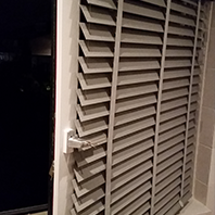 brede houten jaloezieen voor raam