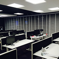 burelen vol beige houten jaloezieen met ladderband