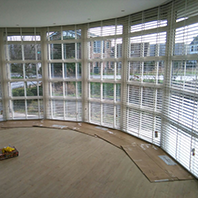 woonkamer beige lamellen stijlvol