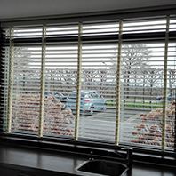 houten jaloezieen 50mm met ladderband keuken
