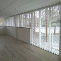 witte houten lamellen met ladderband voor kantoor
