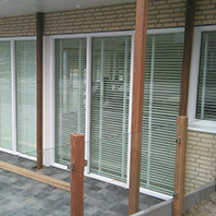 Woonhoek met witte lamellen en ladderband 38 mm